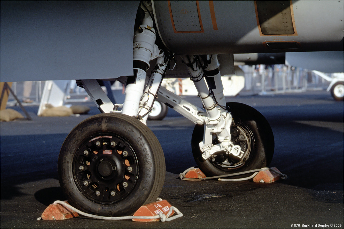 F-16C Block 30  -  c/n 5C-500  -  s/n 87-0239  -  US Air Force  -  Farnborough, UK  -   September 9, 1988
