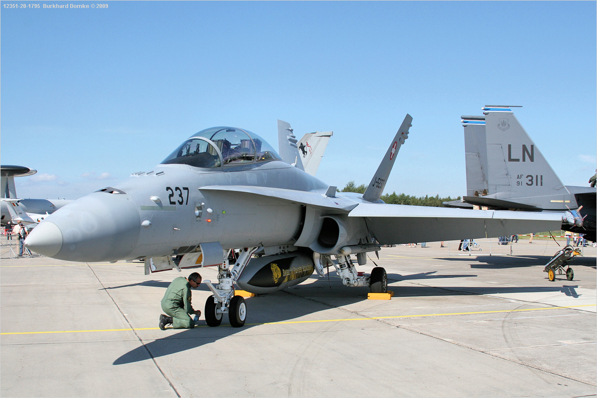 Rostock-Laage Open House 2006 - F/A-18D s/n J-5237 Swiss Air Force 11 Fighter Squadron